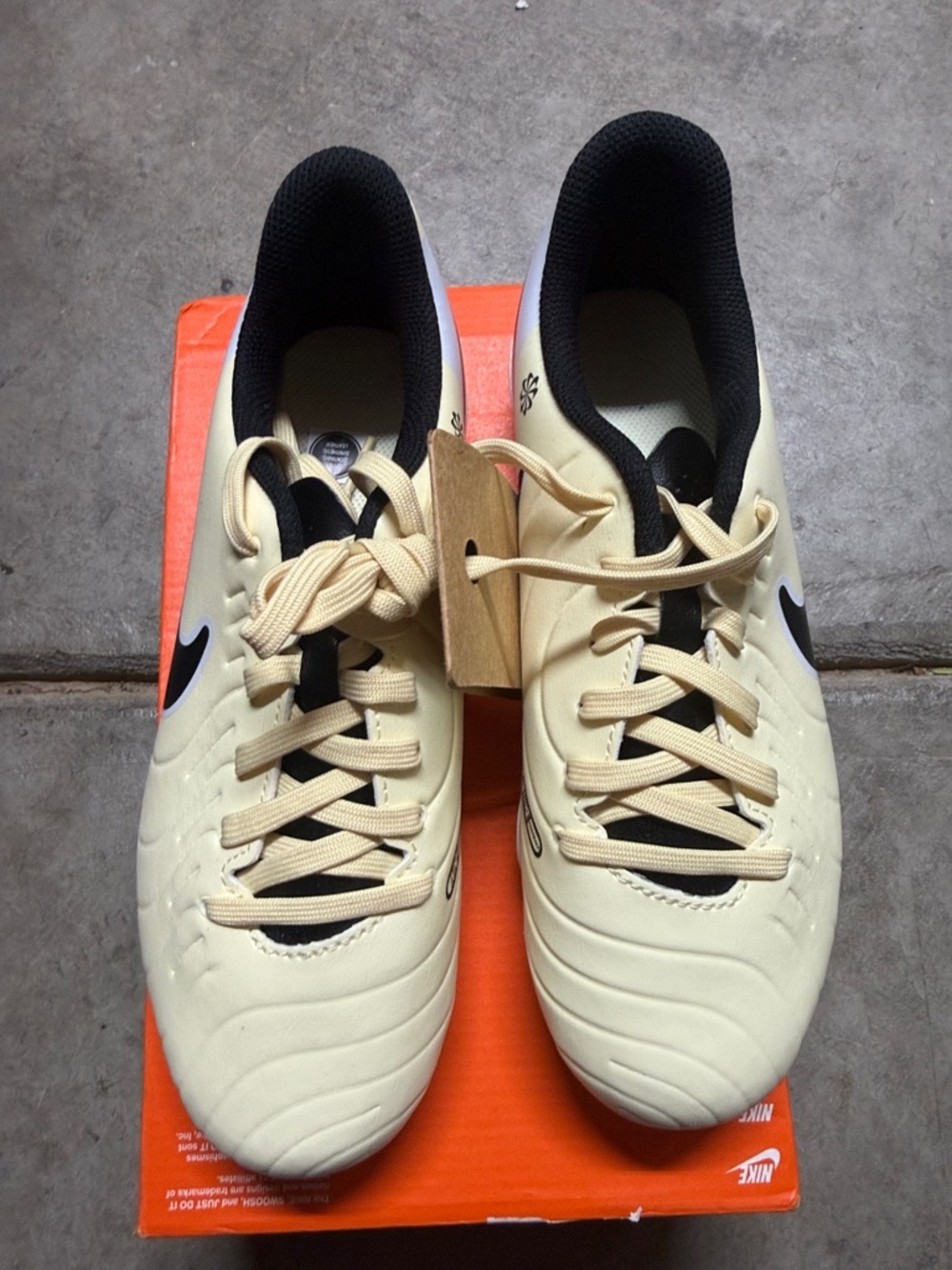 Nike JR Legend 10 Club Soccer Cleats in Lemonade/Black/Metallic Gold - Picture 3 of 6